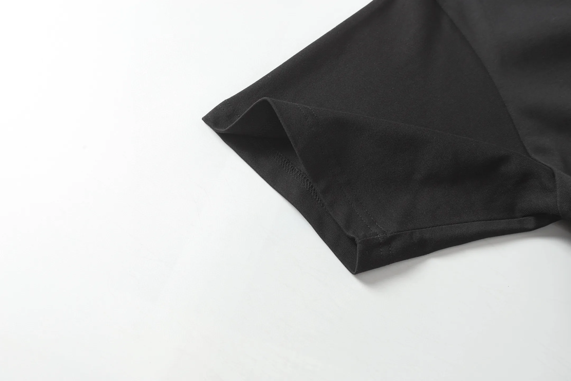 🅿️170 CH/Cro Heart 25ss front and back logo printed logo round neck short sleeves. Fabric: Made of 280g double yarn smooth fabric, high temperature pre-shrunk. The weight is up to 300g. It is equipped with 1x1 thread in the same cylinder. It is not easy to deform after repeated washing. Workmanship: positioning and cutting, oversize loose version, imported glue dot printing. Accessories: original supporting accessories. Color: black white Size: XS-L
